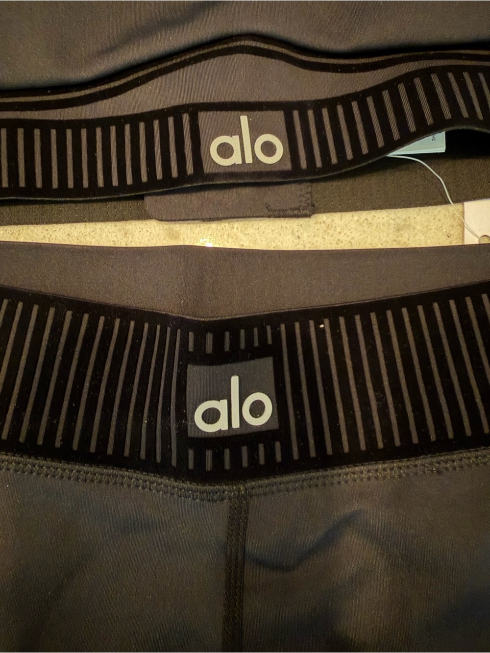 Alo Heartthrob airbrush  Sports Bra w matching leggings - Picture 2 of 4